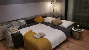 een slaapkamer met een groot bed en handdoeken bij Modern Loft near City, free parking, fast wifi in Bochum