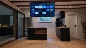 cocina con TV grande colgada del techo en Modern Loft near City, free parking, fast wifi en Bochum