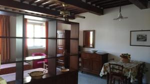 um quarto com uma cama, uma mesa e uma janela em Residence Domus em Pisa