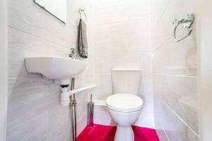 Vannituba majutusasutuses Beautiful 3 bedroom home, 10 minutes walk to Beach. +18 fotot