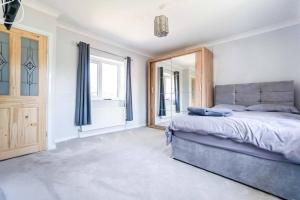 Voodi või voodid majutusasutuse Beautiful 3 bedroom home, 10 minutes walk to Beach. toas