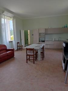 Kuchyň nebo kuchyňský kout v ubytování Rifugio escursionistico ex-scuola Grassi, Bubbio