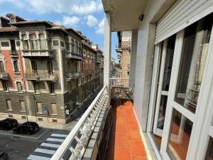 balcón con vistas a la calle y a los edificios en Casa Saluzzo, en Turín