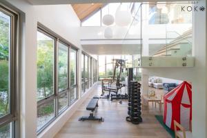 タラーンにあるVilla Casa Koko - Luxury Modern Minimalismの大きな窓のあるジム