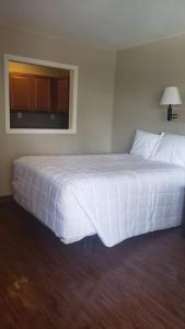 Ένα ή περισσότερα κρεβάτια σε δωμάτιο στο FairBridge Inn & Suites Richmond Hill