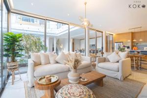 タラーンにあるVilla Casa Koko - Luxury Modern Minimalismのリビングルーム(白いソファ2台、テーブル付)