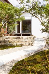 Akizuki OKO art&inn في Asakura: منزل به ممشى حجري يؤدي الى منزل