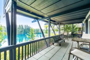 Balkón nebo terasa v ubytování The Lakefront Treehouse