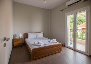 Tempat tidur dalam kamar di Lovely 3-bedroom rental unit with alluring views