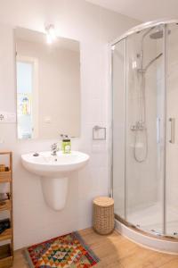 セビリアにあるLUCIA DE TRIANAの洗面台とシャワー付きのバスルーム