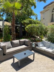 2 sofás y una mesa de centro en un patio en Casa Cacao près plage et vélodrome, en Marsella