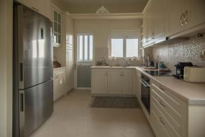 Dapur atau dapur kecil di Lovely 3-bedroom rental unit with alluring views