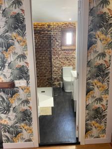 a bathroom with a shower and a toilet in a room at Precioso apartamento muy cerca de Méndez Alvaro in Madrid