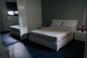 Tempat tidur dalam kamar di DOMUS RESIDENCE - ORAZIO -