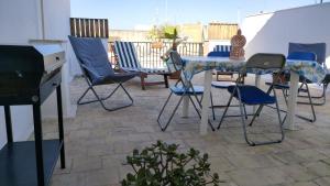 un patio con mesa y sillas en SOGNO D'ESTATE 2, en Mazara del Vallo