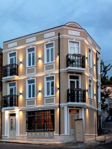 6 Unique Apartments في تبليسي: مبنى أبيض كبير به نوافذ وشرفات