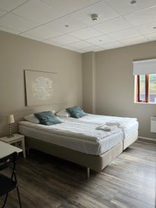 een slaapkamer met een groot bed in een kamer bij Við Hafið Guesthouse in Ólafsvík