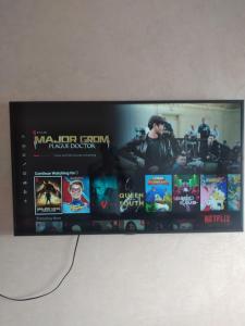 una pantalla de televisión con varias películas. en La Perle, en Casablanca 8 fotos más