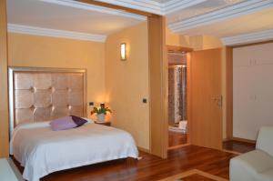 パドヴァにあるAppartamenti Europaのベッドルーム1室(ベッド1台付)、リビングルームが備わります。