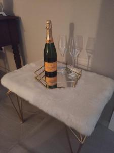 butelkę wina na stole z dwoma kieliszkami wina w obiekcie Supriani Luxury B&B w mieście Acquaviva delle Fonti