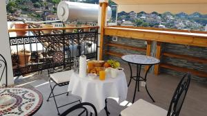 een tafel met eten op het balkon bij Vila Darla in Berat