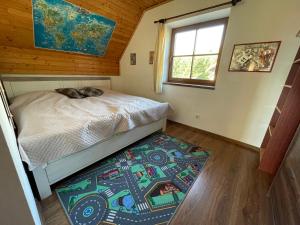Chata u Mikiho Krahule في Krahule: غرفة نوم مع سرير وسجادة على الأرض