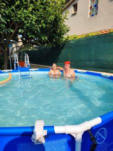 um homem e uma mulher numa piscina em Pavillon Clara Flor em Prades