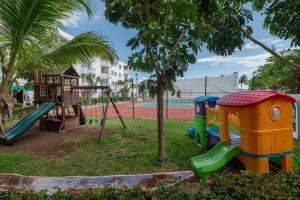 Hotel Dos Playas Faranda Cancún في كانكون: حديقة مع ملعب مع أرجوحة