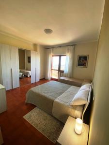 um quarto com uma cama grande e uma casa de banho em Il Panorama di Trevi em Trevi