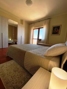um quarto com uma cama grande e uma janela em Il Panorama di Trevi em Trevi