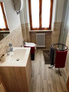 y baño con lavabo blanco y sillas rojas. en Il Panorama di Trevi, en Trevi