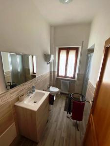 uma casa de banho com um lavatório e um espelho em Il Panorama di Trevi em Trevi