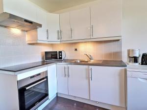 Kuchyňa alebo kuchynka v ubytovaní Appartement 2 Pièces pour 4 Pers. - La Tania, idéalement situé skis aux pieds, 31m², Balcon Est - FR-1-182A-5 + 14 fotografií