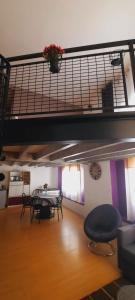 salon ze stołem i balkonem w obiekcie LOFT Saint Pierre w mieście Bordeaux
