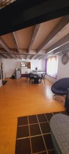 duży pokój ze stołem i krzesłami w obiekcie LOFT Saint Pierre w mieście Bordeaux