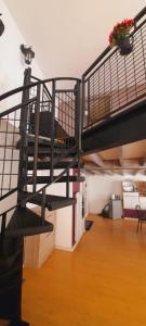 spiralne schody w pokoju z drewnianą podłogą w obiekcie LOFT Saint Pierre w mieście Bordeaux