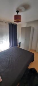 Łóżko lub łóżka w pokoju w obiekcie LOFT Saint Pierre