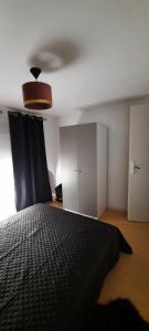 Łóżko lub łóżka w pokoju w obiekcie LOFT Saint Pierre