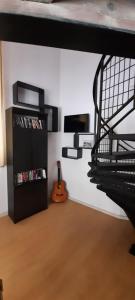 salon ze spiralnymi schodami i gitarą w obiekcie LOFT Saint Pierre w mieście Bordeaux