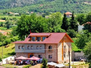 un edificio con tetto rosso su una collina di Bujtina Celiku a Burrel