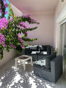 - un salon avec un canapé, une table et des fleurs dans l'établissement Apartment Nera Zadar, à Zadar