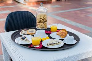 ein Tablett mit Frühstückszutaten auf einem Tisch mit Orangensaft in der Unterkunft Il Casale Le Tre Volte in Solfara Mare