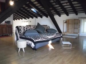 ein Wohnzimmer mit Sofa und Tisch in der Unterkunft Al Rol in Manzano