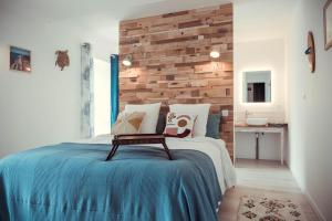 Postel nebo postele na pokoji v ubytování Surf & Skate house, ancien chai viticole.