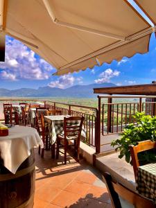 un restaurante con mesa y sillas en el balcón en Dictamus Homes, en Magoulás