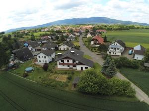 z góry widok na wioskę z domami w obiekcie Idyllisches Ferienhaus “Werra Ausblick” am Meißner w mieście Hitzerode