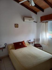 1 dormitorio con cama y ventana en Complejo Aguas Termales en Gualeguaychú