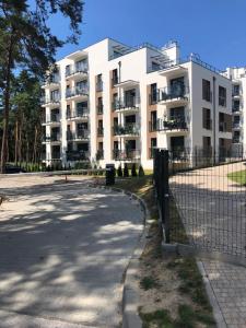 CedzynaにあるApartament Business & Living No 91 Nad Zalewem w Cedzynie, hala garażowaの大きなアパートメントで、正面にフェンスがあります。