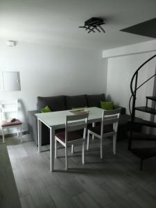 a white table and chairs in a room with a couch at ALOJAMIENTO RURAL EL CARRIL in Pegalajar