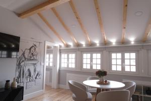 - une salle à manger avec une table et des chaises dans l'établissement Torre Medieval, à Viseu